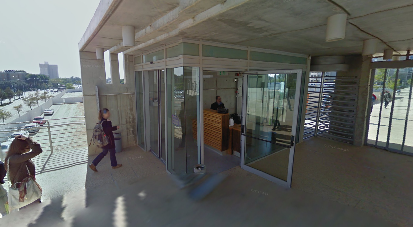 עמדת בידוק בכניסה לאוניברסיטה, לבאים מגשר הרכבת (צילום: גוגל מפות)